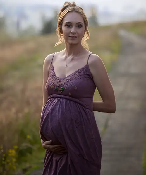 Amber Marshall as Amy Fleming wearing a pregnancy prosthetic suit on the set of Heartland.